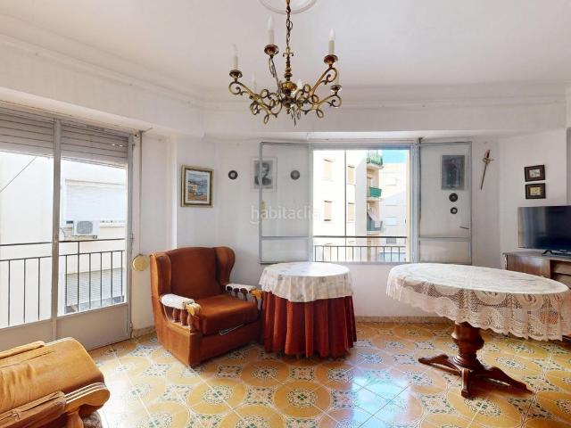 Piso en venta en Rafelbunyol. Luz, gran balcón y un potencial increíble! Descubre este piso esquinero todo exterior. Pisos.