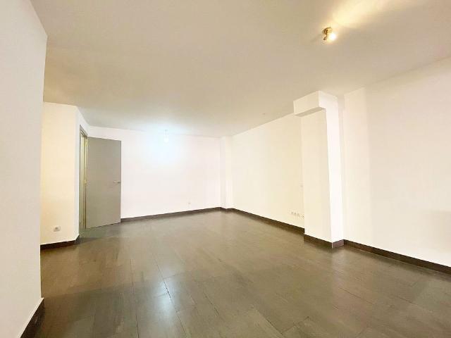 Piso en venta en rambla De Badal, Barcelona, de 101 m² 1 habitación por 245.000