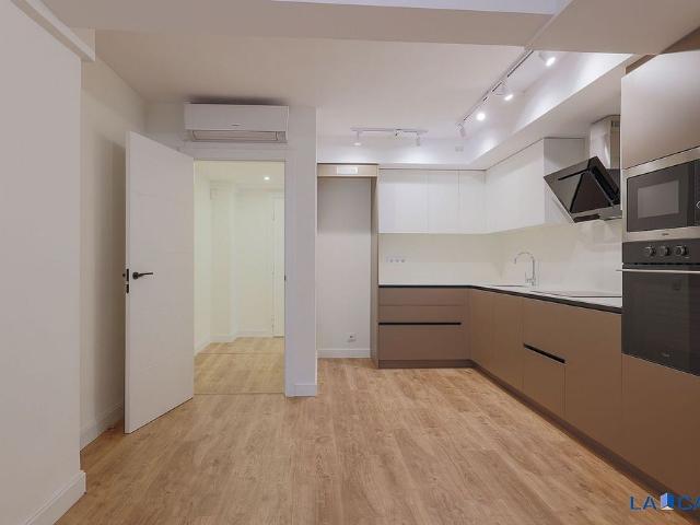 Piso en venta en rambla De Badal, Barcelona, de 106 m² 2 habitaciones por 415.000