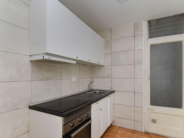 Piso en venta en rambla De Guipúscoa, Barcelona, de 69 m² 3 habitaciones por 270.000