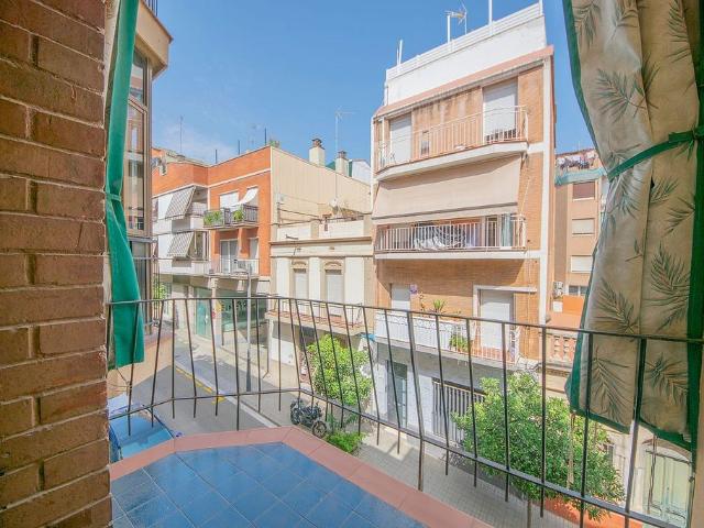 Piso en venta en rambla De la Muntanya, Barcelona, de 63 m² 3 habitaciones por 310.000