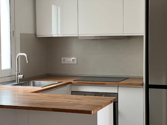 Piso en venta en rambla Del Raval, Barcelona, de 57 m² 2 habitaciones por 296.500