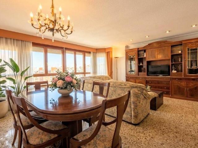 Piso en Venta en Reina Victoria Miguel Hernández