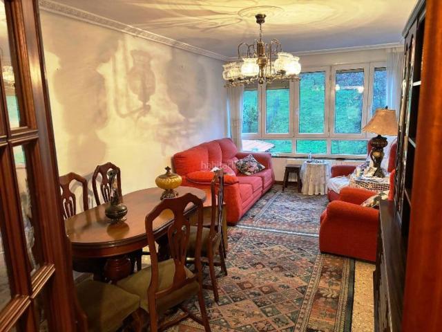Piso en venta en Reocín. Se vende acogedor piso en Puente San Miguel, ideal tanto como vivienda habitual como inversión. La vivienda cuenta con tres habita. Pisos.