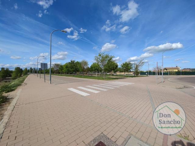 Piso en venta en Renedo de Esgueva. PARCELA A LA VENTA EN CALLE BOULEVAR OESTE 1 ADJUDICADO BANCARIO 46305 METROS SUELO URBANO. Pisos Renedo de.