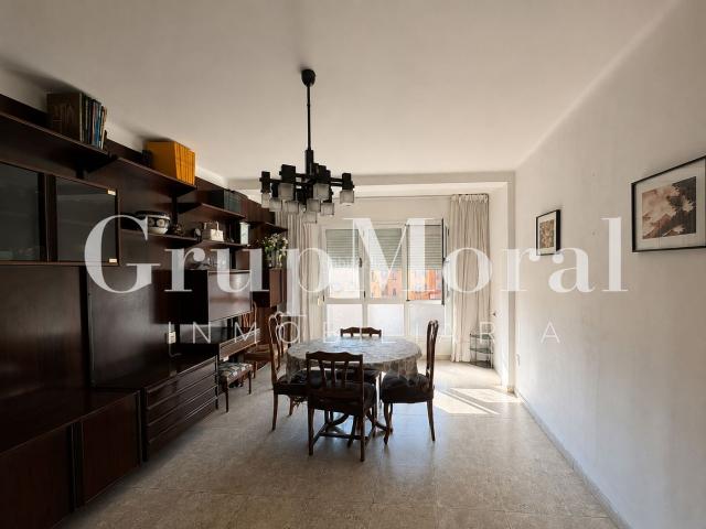 Piso en venta en Reus, Centre. Ampli pis de 4 habitacions amb gran potencial. Pisos.