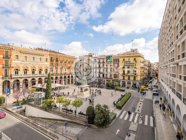Piso en venta en Reus, Centre. SE VENDE PISO DE 300 METROS CON MUCHAS POSIBILIDADES EN PLAZA DEL PRIM. Pisos.