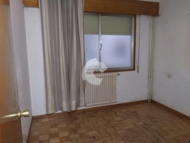 Piso en venta en Ribadavia. Disponemos de un piso en edificio residencial y poder adquirirlo en propiedad, con una superficie de 90m muy bien distribuido en 3. Pisos.