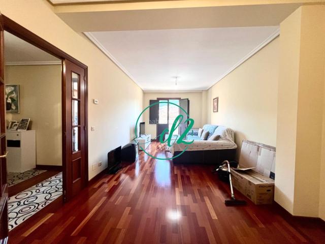 Piso en venta en Ribadavia. SE VENDE AMPLIO PISO EXTERIOR SEMINUEVO CON PLAZA DE GARAJE EN RIBADAVIA. REF1408. Pisos.