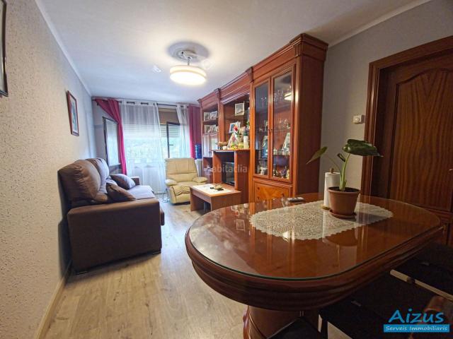 Piso en venta en Ripollet, Ajuntament Maragall. Piso en venta con contrato de alquiler en vigor. Pisos.