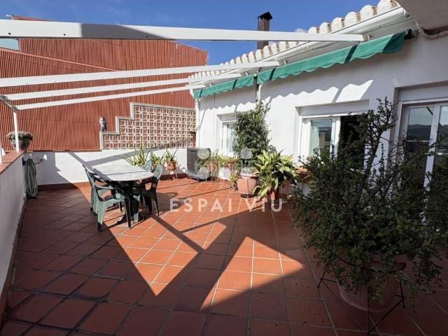 Piso en venta en Ripollet, Ajuntament Maragall. Inmueble para negocio vivienda junto al centro urbano. Pisos.