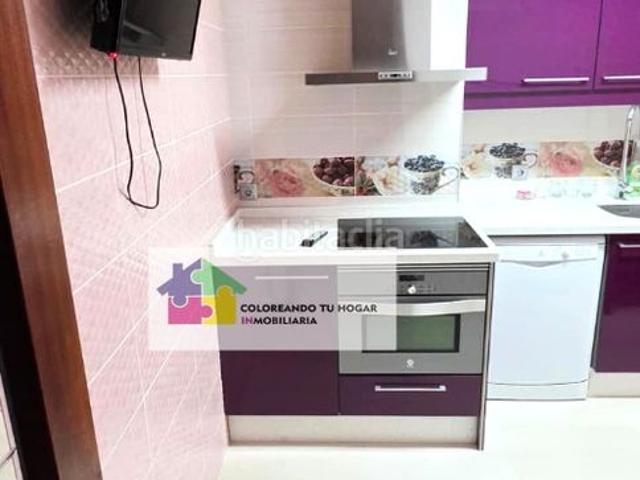 Piso en venta en Robla La. se vende piso de tres habitaciones, amueblado, un baño, cochera, trastero, dos terrazas una en el salon otra en la cocina.ascensor. Pisos Robla.