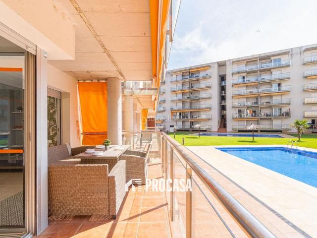 Piso en venta en Roses, Santa Margarida Costa Brava. Apartamento en planta baja con parking, trastero y piscina comunitaria. Pisos.