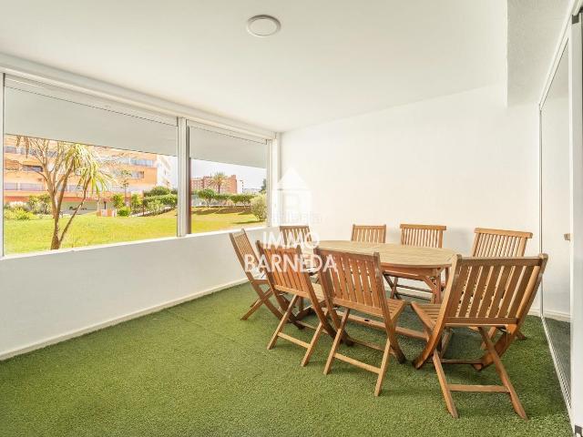 Piso en venta en Roses, Santa Margarida Costa Brava. Moderno apartamento en planta baja en complejo residencial con zonas ajardinadas y piscina comunitaria. Pisos.