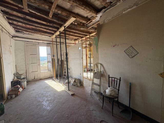 Piso en venta en Súria. Piso de 3 habitaciones para reformar en el Poble Vell de Súria. Pisos.