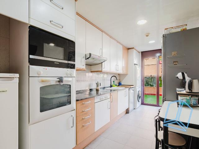 Piso en venta en Sabadell, Campoamor. Luminoso piso con gran terraza, parking, trastero y piscina comunitaria en Sabadell. Pisos.