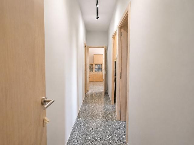 Piso en venta en Sabadell, Can Rull. Piso amplio y funcional en Can Rull, con 104 m², 4 habitaciones, galería y un agradable balcón largo en una zona con todos los ser. Pisos.