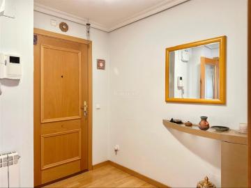 Piso en venta en Sabadell, Castellarnau. ESPECTACULAR PISO DE 238m2 CON TERRAZA + 2 PK + TRASTERO + PISCINA + PADEL + ZONA INFANTIL. Pisos.