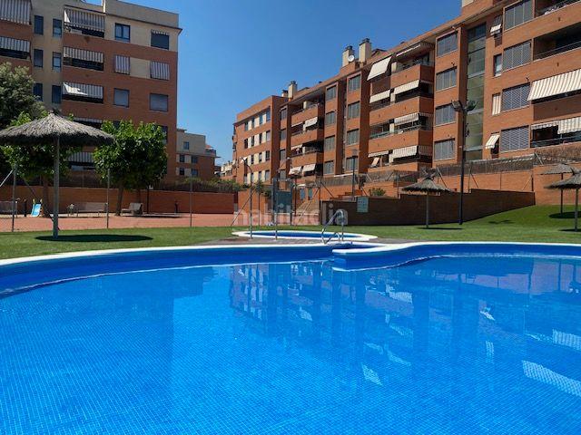 Piso en venta en Sabadell, Castellarnau. ESPECTACULAR PISO DE 238m2 CON TERRAZA + 2 PK + TRASTERO + PISCINA + PADEL + ZONA INFANTIL. Pisos.