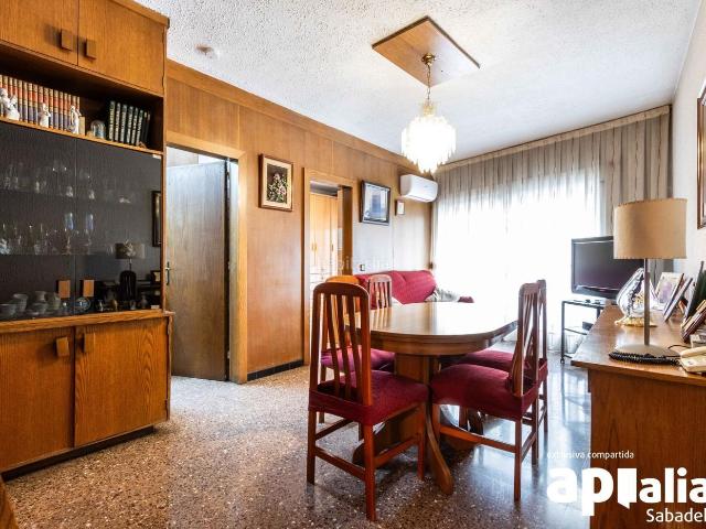 Piso en venta en Sabadell, Centre. VIVIENDA DE CUATRO HABITACIONES, BALCÓN Y ASCENSOR EN EL CENTRO SABADELL. Pisos.
