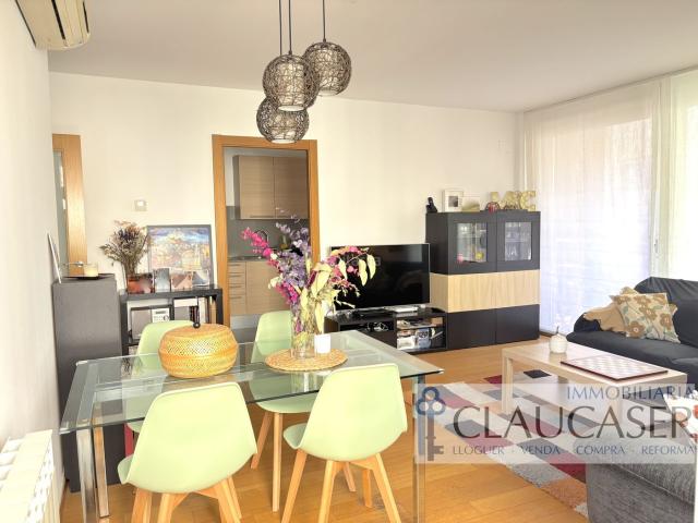 Piso en venta en Sabadell, Centre. Amplio piso de 4 habitaciones en pleno centro de Sabadell con 2 plazas de garaje y trastero. Pisos.