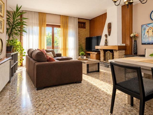 Piso en venta en Sabadell, Centre. Piso cuatro habitaciones con terraza y balcón. Pisos.