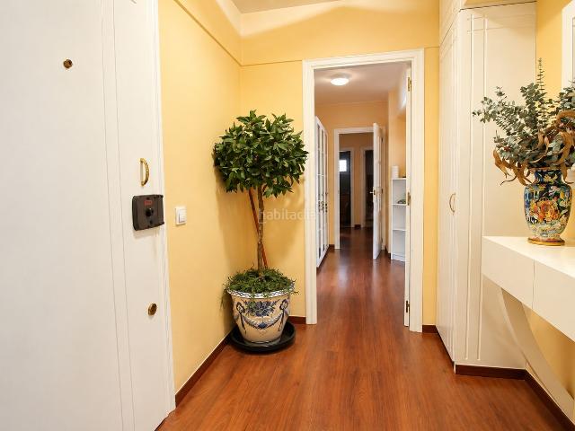 Piso en venta en Sabadell, Creu Alta. Amplio piso de 107m² con terraza y parking en Creu Alta. Pisos.