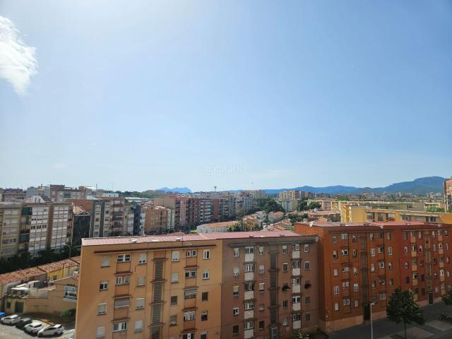 Piso en venta en Sabadell, Creu Alta. Piso Alto, con Vistas y cerca de Renfe y FGC. Pisos.