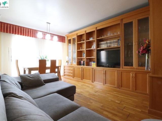 Piso en venta en Sabadell, Creu de Barberà. 3 HABITACIONES Y AMUEBLADO. Pisos.