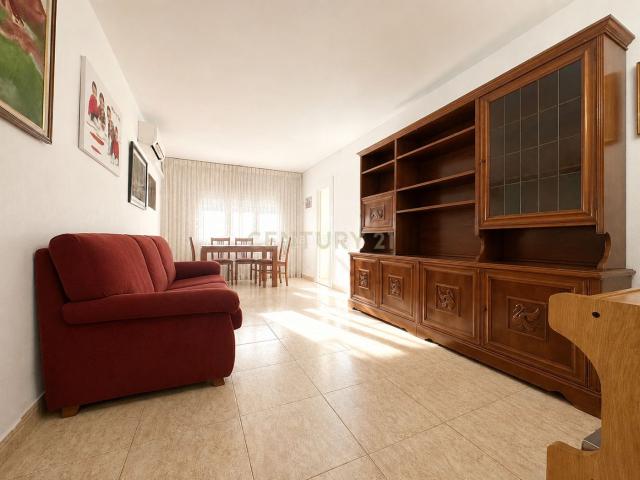 Piso en venta en Sabadell, Creu de Barberà. Tu próximo hogar te espera en Sabadell! Amplio, luminoso y lleno de posibilidades!. Pisos.