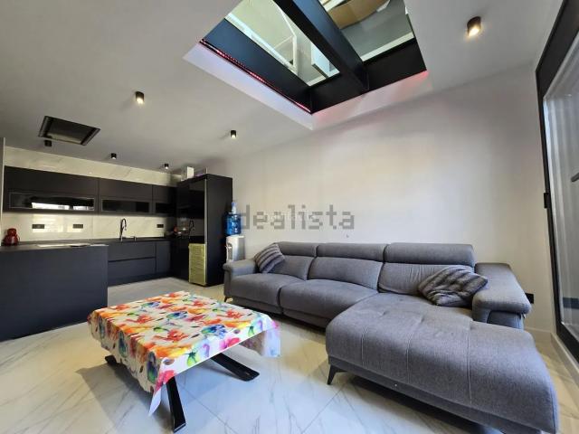 Piso en venta en Sabadell, Creu de Barberà. CHALET REFORMADO CON TERRAZA. Pisos.
