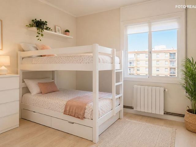 Piso en venta en calle Francesc Layret, Sabadell, de 82 m² 4 habitaciones por 277.000