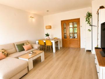 Piso en venta en Sabadell, Els Merinals. Piso en finca joven con 4 habitaciones, parquing y ascensor. Pisos.