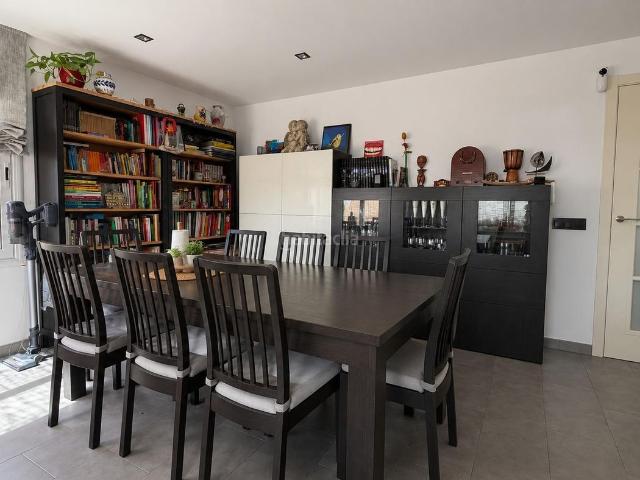 Piso en venta en Sabadell, Els Merinals. Piso reformado de 4 habitaciones. Pisos.