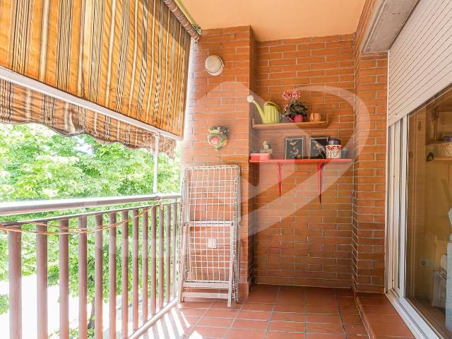 Piso en venta en Sabadell, Espronceda. PISO CON BALCÓN EN SABADELL CERCA DE TRANSPORTE PÚBLICO. Pisos.