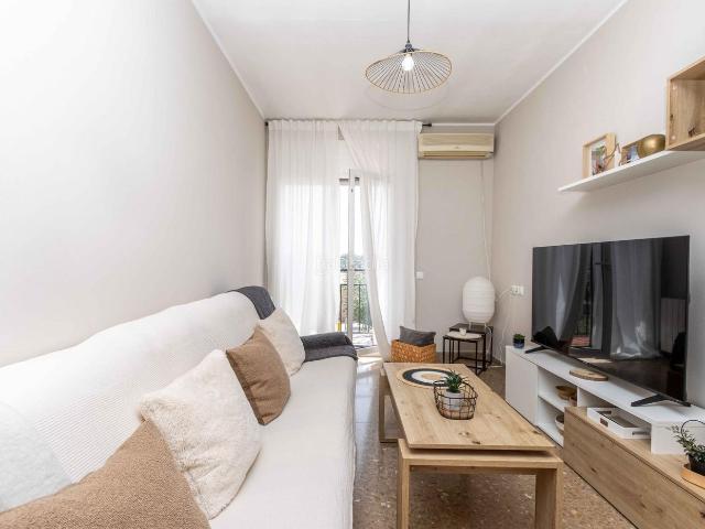 Piso en venta en Sabadell, Poble Nou. OPORTUNIDAD! PISO CON DOS BALCONES PARA ENTRAR A VIVIR, FINCA DE SOLO DOS VECINOS Y TERRAZA COMUNITARIA. Pisos.