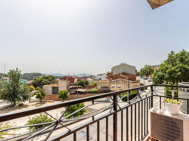 Piso en venta en Sabadell, Poble Nou. PISO CON DOS BALCONES PARA ENTRAR A VIVIR, FINCA DE SOLO DOS VECINOS. Pisos.
