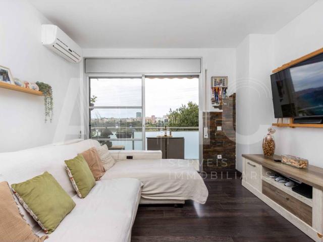 Piso en venta en Sabadell, Torre romeu. PISO EN VENTA EN TORRERROMEU, EDIFICIO CON PISCINA COMUNITARIA, 2 HABITACIONES, 2 BAÑOS Y BALCÓN. Pisos.