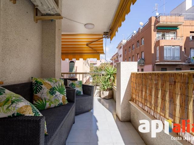 Piso en venta en Salou, Platja de Ponent Costa Dorada. Apartamento en Paseo Miramar con Terraza esquinera y Plaza de Parking. Pisos.
