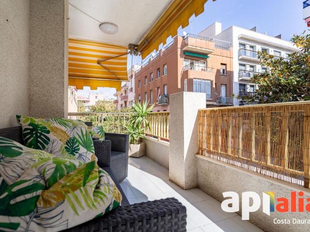 Piso en venta en Salou, Platja de Ponent Costa Dorada. EXCLUSIVA APIALIA COSTA DAURADA APARTAMENTO CON TERRAZA Y PARKING EN PRIMERA LÍNEA DEL PASEO MIRAMAR, SALOU. Pisos.