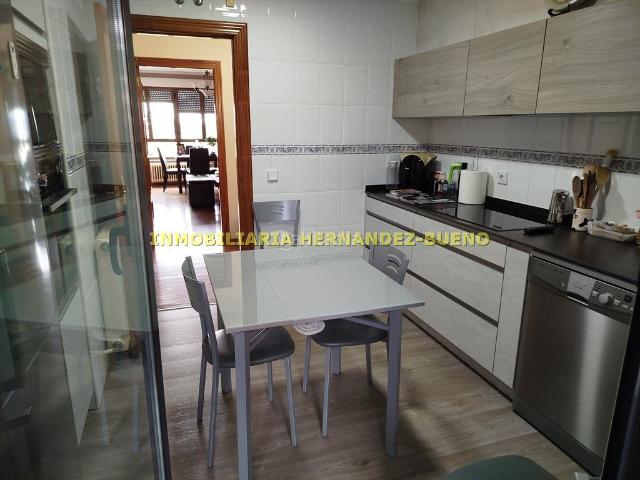 Piso en venta en Salamanca, Zurguén. Fantástico piso en el Zurguén!Se distribuye en salón con salida a un magnífico balcón, cocina reformada y con salida a una ampli. Pisos.