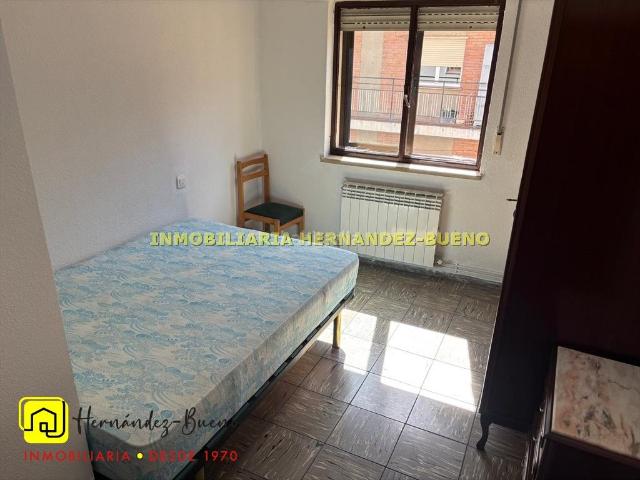 Piso en venta en Salamanca, Carmelitas. ATENCIÓN INVERSORES!Piso en Calle Papín, una ubicación fantástica junto a la Plaza de Carmelitas y la Plaza del Oeste, una de las. Pisos.