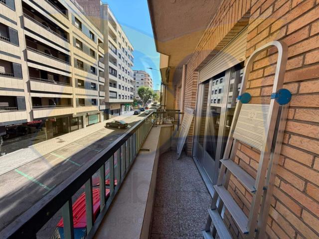 Piso en venta en Salamanca, Carmelitas. JUNTO PLAZA CARMELITAS Y PLAZA DEL OESTE. Magnífica vivienda de 148 m2 construidos 104 m2 útiles. Todo exterior. Planta alta. Mu. Pisos.