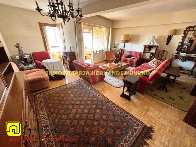 Piso en venta en Salamanca, Centro. Fantástico piso en pleno centro de Salamanca, a escasos metros de la propia Plaza Mayor Un lugar privilegiado!El inmueble tiene se. Pisos.