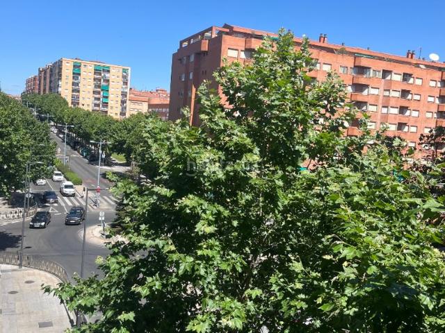 Piso en venta en Salamanca, Garrido Norte. Amplia vivienda en Alfonso IX de León. Pisos.