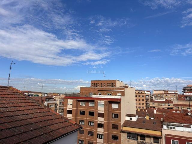 Piso en venta en Salamanca, Labradores. Hapax Real Estate pone a la venta maravilloso ático con 2 puertas de entrada, ideal para reformar a tus gusto. Con una fabulosa te. Pisos.