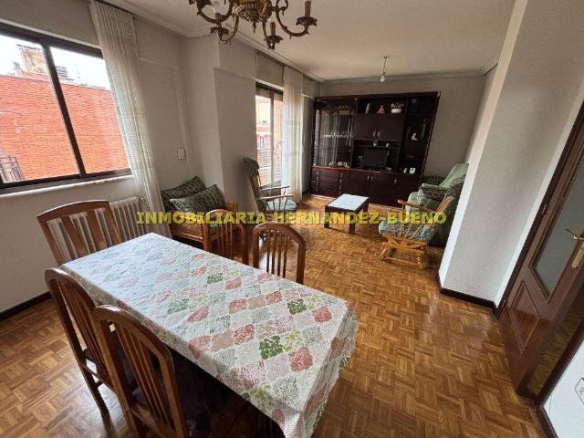 Piso en venta en Salamanca, Prosperidad Delicias. Fantástico piso junto al Museo de Comercio y al primer tramo del Camino de las Aguas. Es una 2ª planta con ascensor y tiene el por. Pisos.