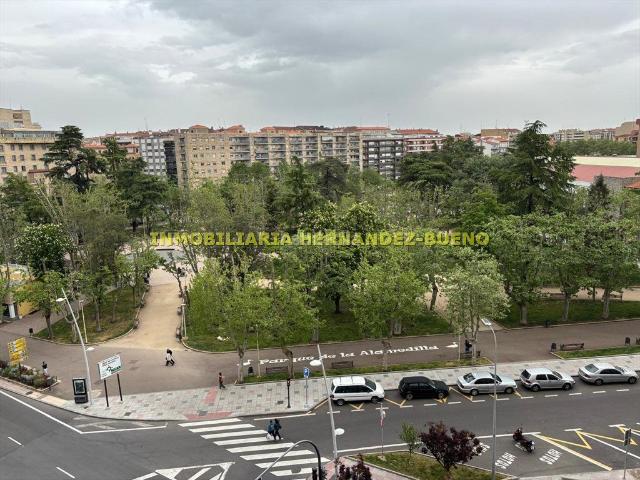 Piso en venta en Salamanca, Sancti Spiritus San Juan. Pisazo en el primer tramo del Paseo de Canalejas, junto a Plaza España y el Parque de la Alamedilla. Es una 6º planta con ascensor. Pisos.