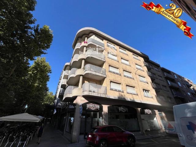 Piso en venta en Salamanca, Salesas. Espectacular vivienda con garaje en Fernando de la Peña. Pisos.