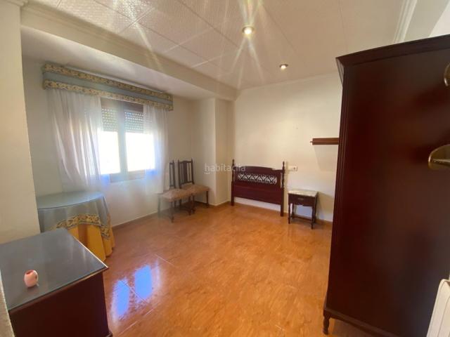 Piso en venta en Salinas. Descubre este acogedor piso en segunda planta exterior, una vivienda que destaca por su excelente luminosidad, amplitud y gran pot. Pisos.